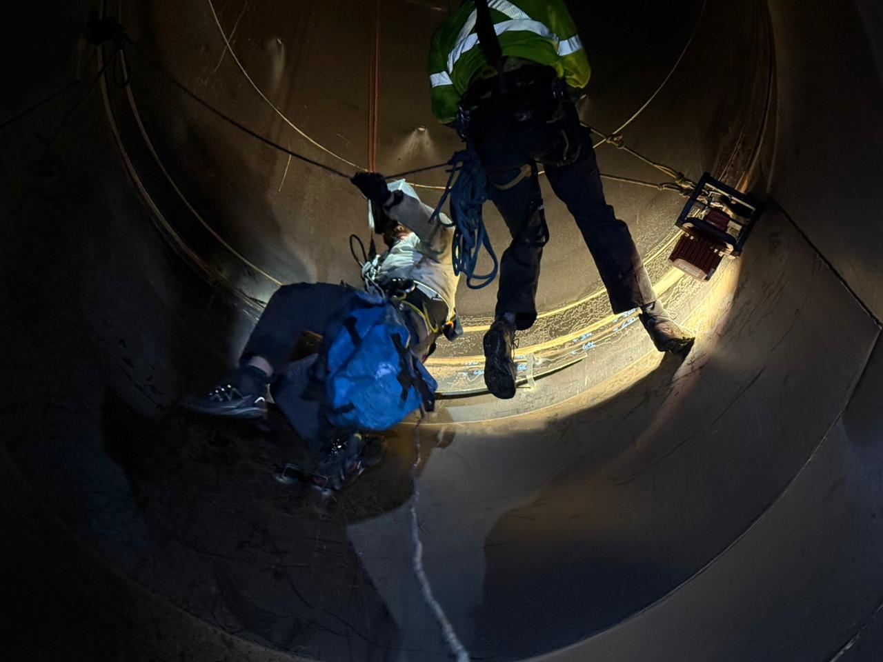 Técnico realizando mantención preventiva